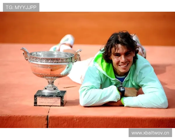 纳达尔家的洗衣房怕不是按天计费的，训练服换得比明星红毯还勤