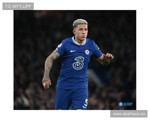 恩佐·费尔南德斯训练完回家路上还在背战术板？