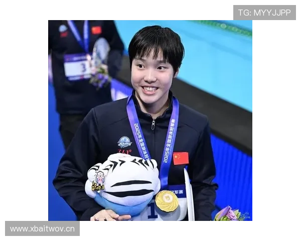 李冰洁训练室外的笑容，和赛场上简直不是一个人啊！